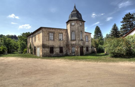 Altes, verfallenes Gebäude mit Turm in Sachsen.
