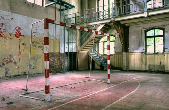 Altes Tor in verlassener Turnhalle.