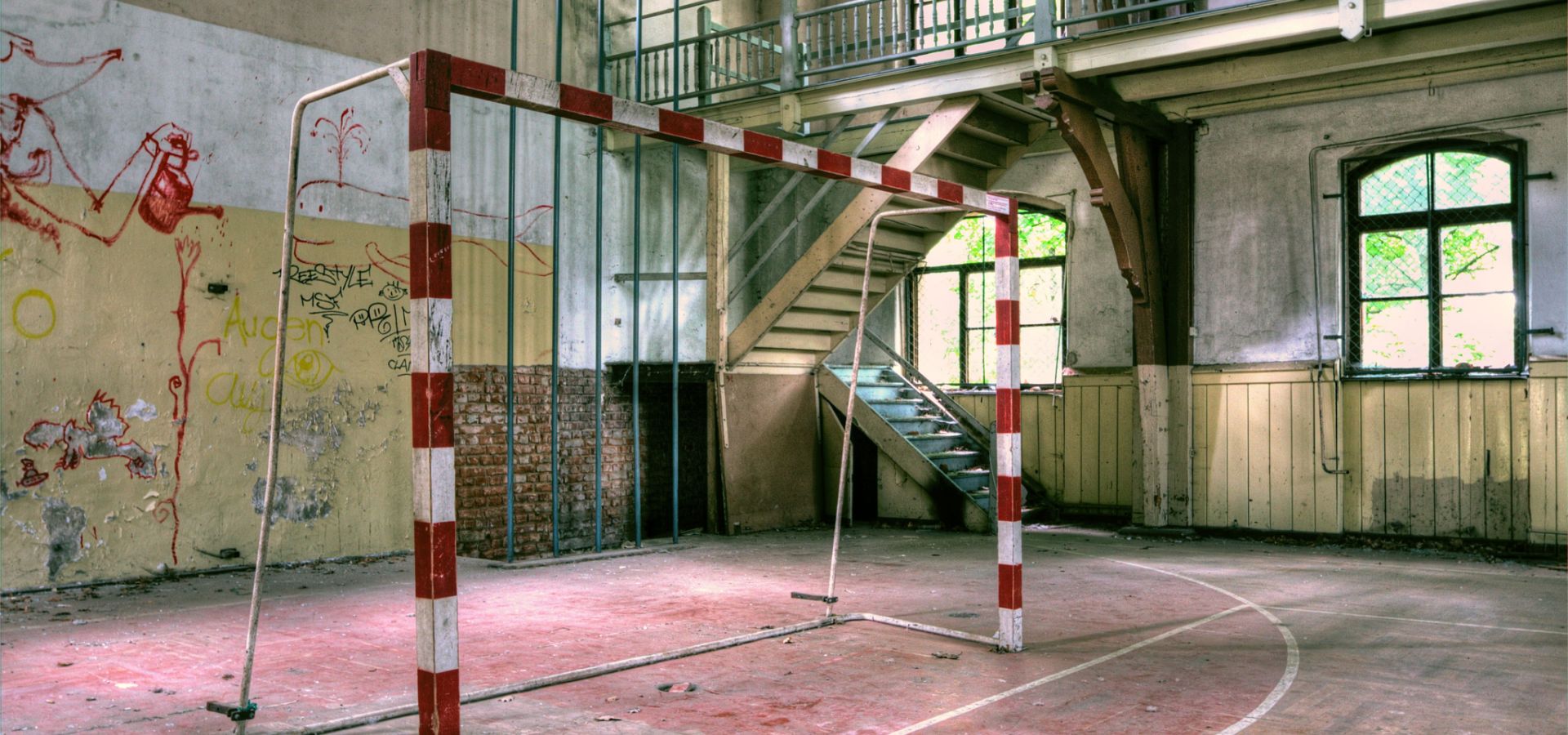 Altes Tor in verlassener Turnhalle.